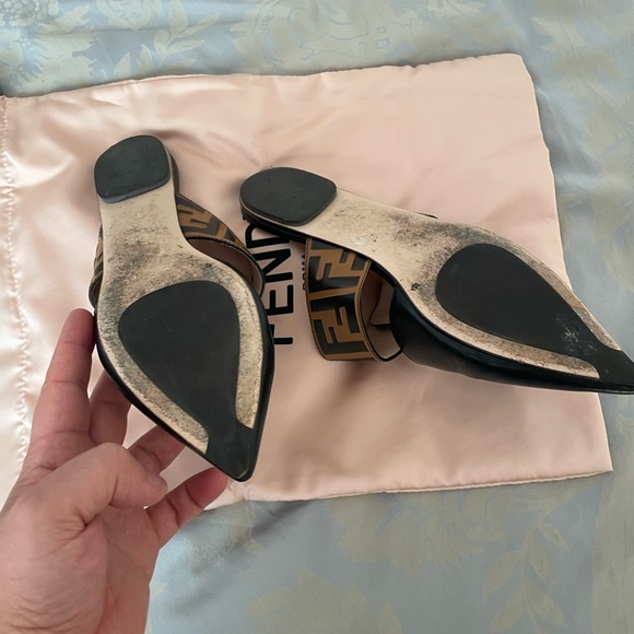 Fendi closed toe shoes slides - Picture 3 of 4